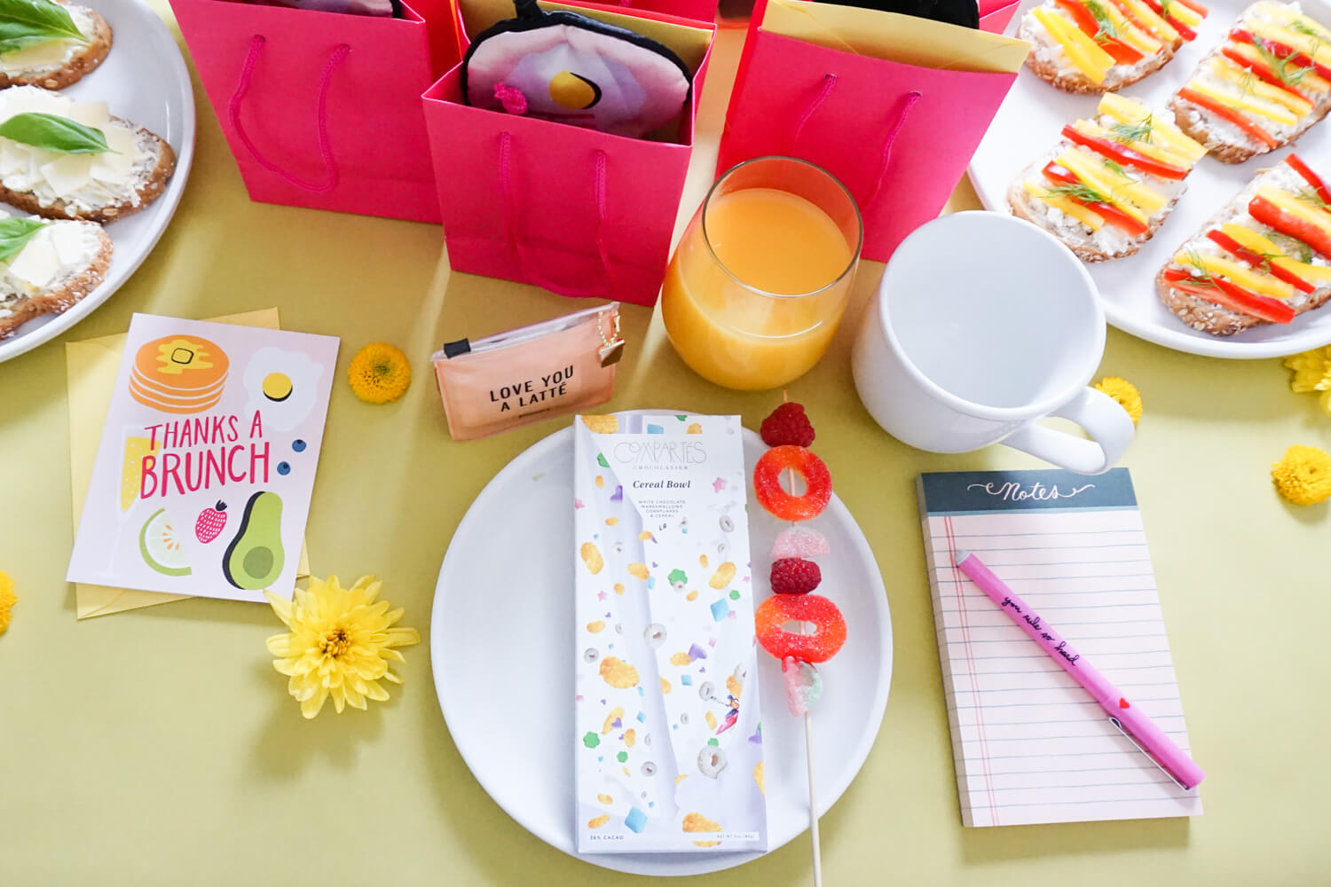 The PERFECT table setting for a bright and cheery New Year's Brunch!