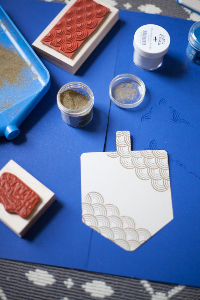 How to use embossing powder