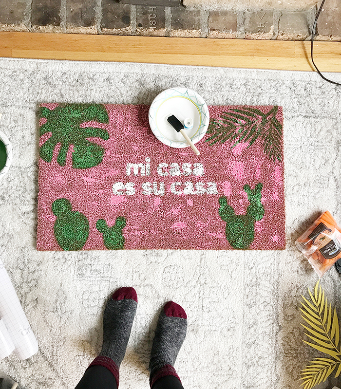How to make your own DIY Mi Casa Es Su Casa Doormat! Free SVG files included.