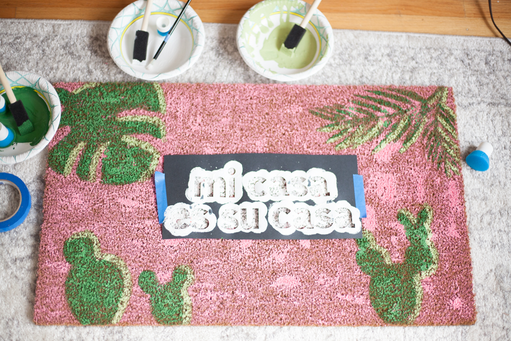 How to make your own DIY Mi Casa Es Su Casa Doormat! Free SVG files included.