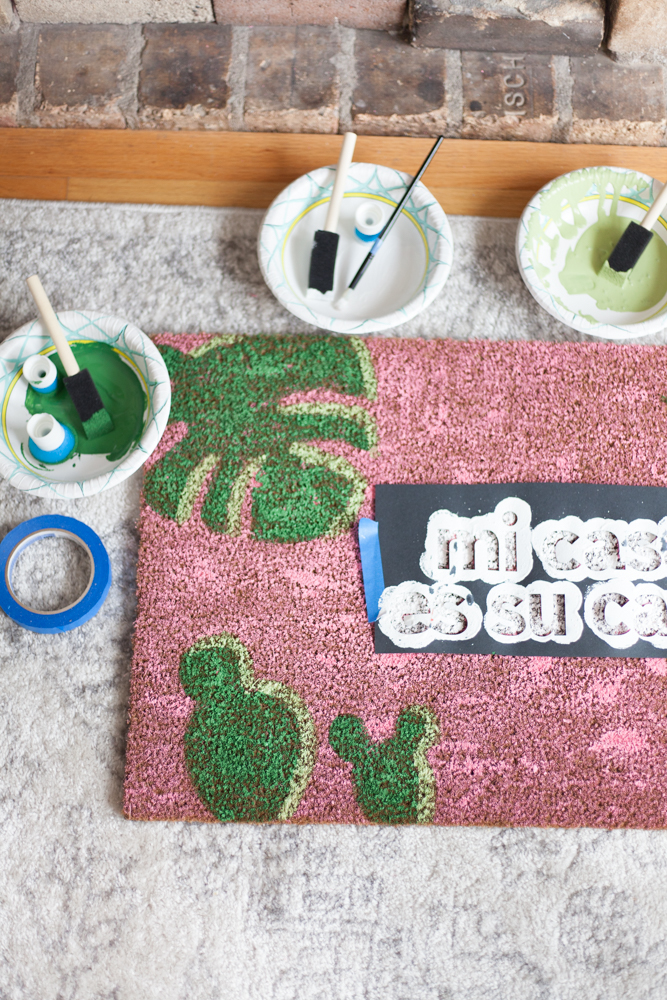 How to make your own DIY Mi Casa Es Su Casa Doormat! Free SVG files included.
