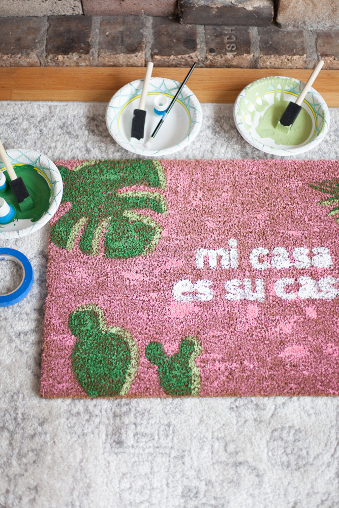How to make your own DIY Mi Casa Es Su Casa Doormats! Free SVG files included.