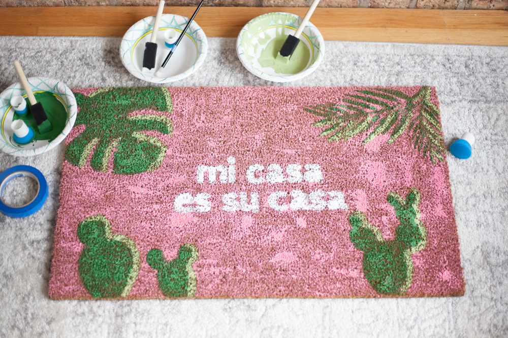 How to make your own DIY Mi Casa Es Su Casa Doormats! Free SVG files included.