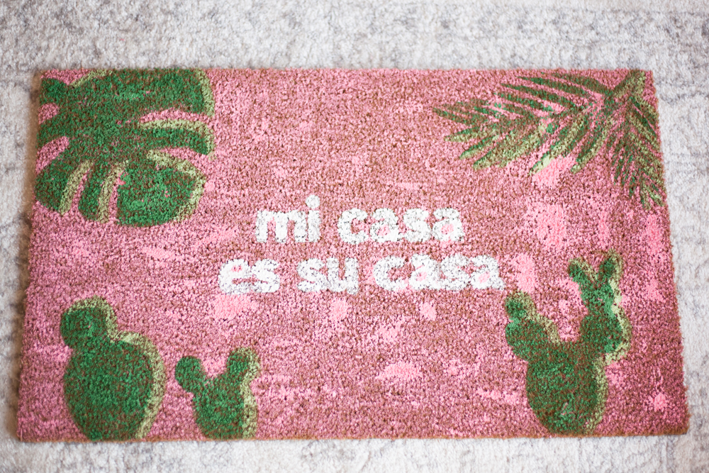 DIY Mi Casa Es Su Casa Doormats -- make with your Cricut or Silhouette, or cut out yoruself with an X-Acto Knife! Free SVG files included.